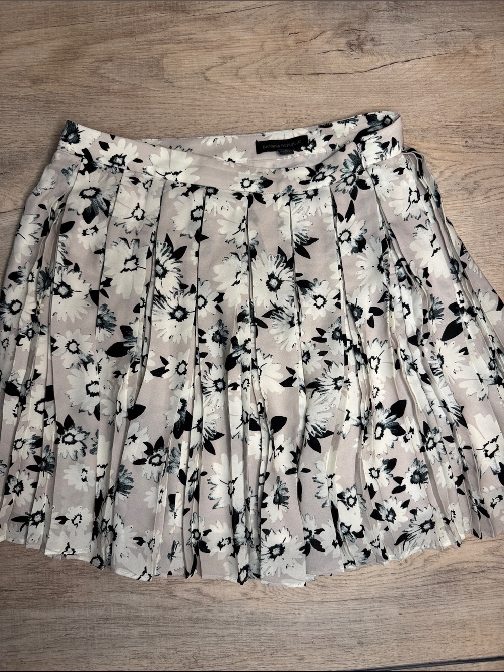 Banana Republic Floral Pleated Mini Skirt - Lilac Floral size 2 Petite